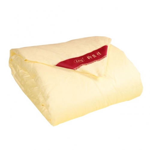 Often covered with silk quilt can delay skin aging and nourish the skin